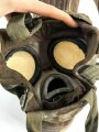Luftschutz Gasmaske in Bereitschaftsbüchse. Ungereinigter Scheunenfund