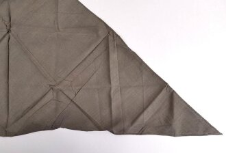 Dreieckiges Verbandtuch als Armtragetuch grau, gehört so unter anderen in den Verbandkasten