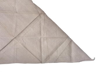 Dreieckiges Verbandtuch als Armtragetuch grau, gehört so unter anderen in den Verbandkasten