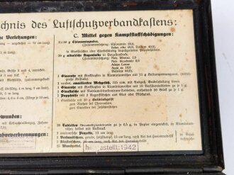 "Luftschutz Verbandkasten" datiert 1942. Originallack, guter Zustand