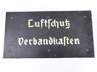 "Luftschutz Verbandkasten" datiert 1942. Originallack, guter Zustand