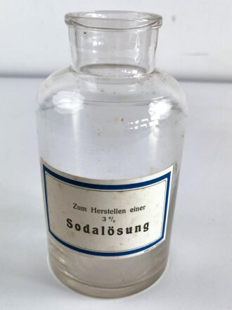 Glasbehälter zum Herstellen einer" Soda  Lösung " Für Luftschutzzwecke. Höhe 19,5cm