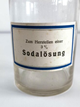 Glasbehälter zum Herstellen einer" Soda  Lösung " Für Luftschutzzwecke. Höhe 19,5cm