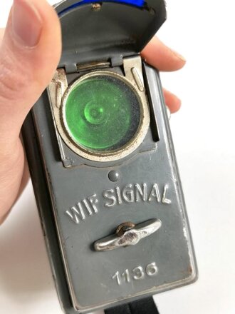 Taschenlampe "WIF Signal 1136" "Heereseigentum" Meiner Meinung nach ursprünglich österreichische Armee, von der Wehrmacht geführt. Originallack, Funktion nicht geprüft