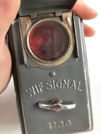 Taschenlampe "WIF Signal 1136" "Heereseigentum" Meiner Meinung nach ursprünglich österreichische Armee, von der Wehrmacht geführt. Originallack, Funktion nicht geprüft