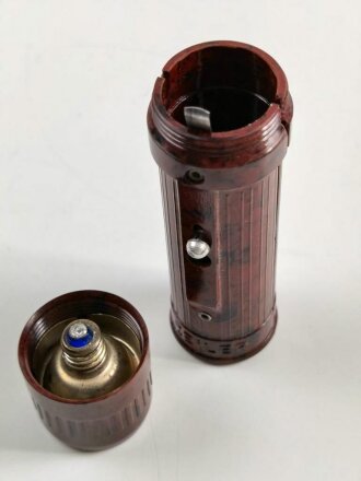 Stabtaschenlampe "Zeiler " aus rotbrauner Preßmasse. Länge 10,5cm, sehr guter Zustand, Funktion nicht geprüft