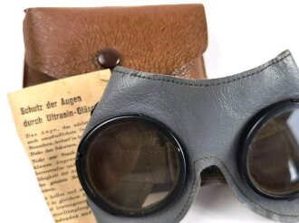 Allgemeine Schutzbrille Wehrmacht in Kunstlederhülle, ungetragenes Stück mit dunklen Ultrasin Gläsern, Beizettel von 1942 innliegend