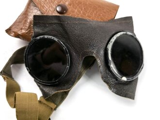 Allgemeine Schutzbrille Wehrmacht in Kunstlederhülle, getragenes Stück mit dunklen Ultrasin Gläsern, Die Hülle mit Luftschutz Stempelung