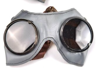 Allgemeine Schutzbrille Wehrmacht in Kunstlederhülle, ungetragenes Stück mit dunklen Ultrasin Gläsern, Beizettel von 1942 innliegend