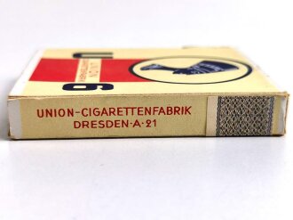 Pack "U6" Zigaretten, ungeöffnet, Steuerbanderole mit Hakenkreuz