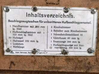 Beschlagzeugtasche für unberittenes Hufbeschlagpersonal der Wehrmacht. das Inhaltsverzeichniss samt Nieten neuzeitlich ergänzt