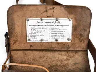 Beschlagzeugtasche für unberittenes Hufbeschlagpersonal der Wehrmacht. das Inhaltsverzeichniss samt Nieten neuzeitlich ergänzt