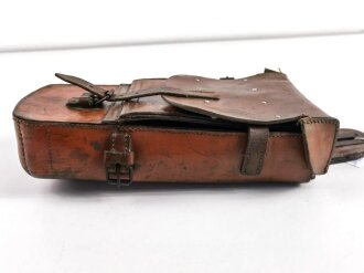 Beschlagzeugtasche für berittenes Hufbeschlagpersonal der Wehrmacht. Stark getragenes, ungereinigtes Stück, defekt