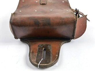 Beschlagzeugtasche für berittenes Hufbeschlagpersonal der Wehrmacht. Stark getragenes, ungereinigtes Stück, defekt