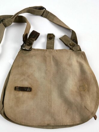 1. Weltkrieg, feldgrauer Brotbeutel, Kammerstück des sächsischenI.R. 95, mit zugehörigem Trageriemen, dieser mit Schanzzeugschlaufe. Getragen, guter Zustand