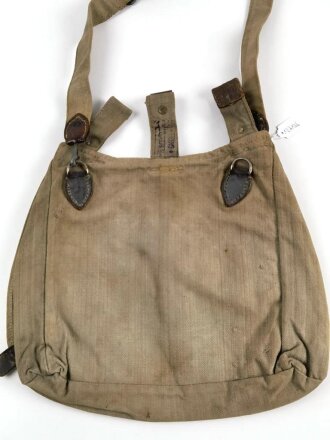 1. Weltkrieg, feldgrauer Brotbeutel, Kammerstück des sächsischenI.R. 95, mit zugehörigem Trageriemen, dieser mit Schanzzeugschlaufe. Getragen, guter Zustand