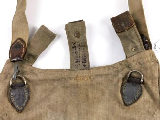 1. Weltkrieg, feldgrauer Brotbeutel, Kammerstück des sächsischenI.R. 95, mit zugehörigem Trageriemen, dieser mit Schanzzeugschlaufe. Getragen, guter Zustand