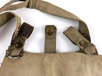 1. Weltkrieg, feldgrauer Brotbeutel, Kammerstück des sächsischenI.R. 95, mit zugehörigem Trageriemen, dieser mit Schanzzeugschlaufe. Getragen, guter Zustand
