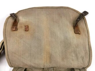 1. Weltkrieg, feldgrauer Brotbeutel, Kammerstück des sächsischenI.R. 95, mit zugehörigem Trageriemen, dieser mit Schanzzeugschlaufe. Getragen, guter Zustand