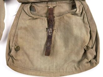 1. Weltkrieg, feldgrauer Brotbeutel, Kammerstück des sächsischenI.R. 95, mit zugehörigem Trageriemen, dieser mit Schanzzeugschlaufe. Getragen, guter Zustand