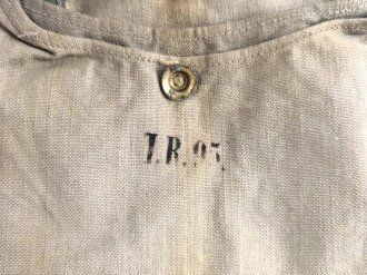 1. Weltkrieg, feldgrauer Brotbeutel, Kammerstück des sächsischenI.R. 95, mit zugehörigem Trageriemen, dieser mit Schanzzeugschlaufe. Getragen, guter Zustand