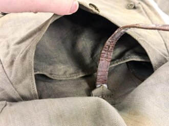 1. Weltkrieg, feldgrauer Brotbeutel, Kammerstück des sächsischenI.R. 95, mit zugehörigem Trageriemen, dieser mit Schanzzeugschlaufe. Getragen, guter Zustand