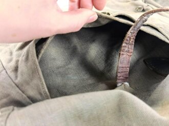 1. Weltkrieg, feldgrauer Brotbeutel, Kammerstück des sächsischenI.R. 95, mit zugehörigem Trageriemen, dieser mit Schanzzeugschlaufe. Getragen, guter Zustand