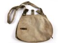 1. Weltkrieg, feldgrauer Brotbeutel, Kammerstück des sächsischenI.R. 95, mit zugehörigem Trageriemen, dieser mit Schanzzeugschlaufe. Getragen, guter Zustand