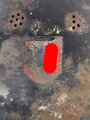 Feuerwehr III.Reich, Helmglocke mit beiden Abzeichen. Adlerschild beinahe vollständig erhalten, Wappen grösstenteils defekt. War nach dem Krieg überlackiert und weiterverwendet