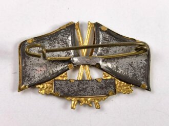 Baden, tragbares Abzeichen anlässlich des 50 jährigen Ehejubiläums des Herrscherpaares 1906. Höhe 27mm, die Fahnenspitzen fehlen