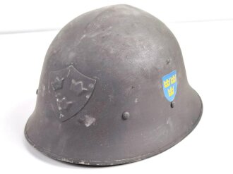 Schweden, Stahlhelm M21/26. Von der schwedischen Armee überlackiertes Stück in gutem Gesamtzustand