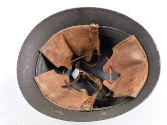 Schweden, Stahlhelm M21/26. Von der schwedischen Armee überlackiertes Stück in gutem Gesamtzustand