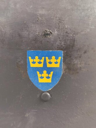 Schweden, Stahlhelm M21/26. Von der schwedischen Armee überlackiertes Stück in gutem Gesamtzustand