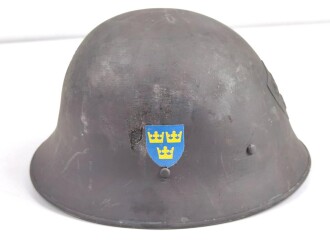 Schweden, Stahlhelm M21/26. Von der schwedischen Armee überlackiertes Stück in gutem Gesamtzustand