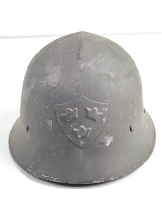 Schweden, Stahlhelm M21/26. Von der schwedischen Armee überlackiertes Stück in gutem Gesamtzustand