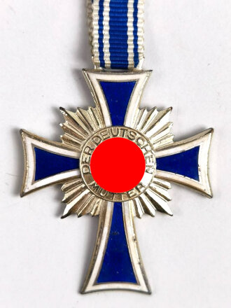 Ehrenkreuz der Deutschen Mutter (Mutterkreuz) in Silber, am langem Band, eicht verschmutzt