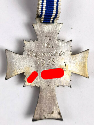 Ehrenkreuz der Deutschen Mutter (Mutterkreuz) in Silber, am langem Band, eicht verschmutzt