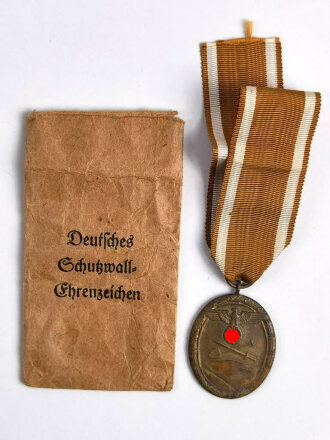 Deutsches Schutzwall Ehrenzeichen am Band mit Verleihungstüte, diese mit  Hersteller " Hermann Wernstein, Jena "