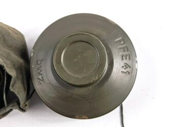 Filter zur Pferdegasmaske 41 der Wehrmacht. Ungebrauchtes Stück in sehr gutem Zustand, in der zugehörigen Transporthülle