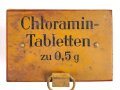 "Chloramin Tabletten zu 0,5g" Metallkasten Originallack, ungereinigt. Gehört ins Bodenfach des "Veterinär Arzneikasten 18/27" der Wehrmacht