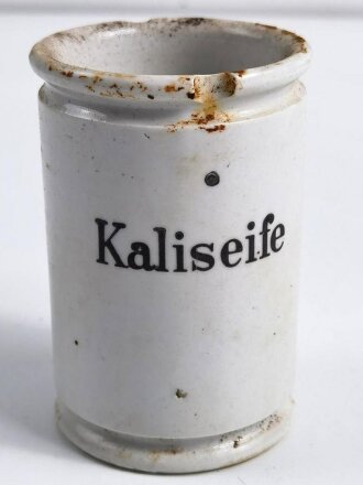 "Kaliseife" Porzellankruke, ungereinigt. Gehört ins Bodenfach des "Veterinär Arzneikasten 18/27" der Wehrmacht