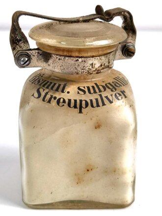 "Bismut. subgallic Streupulver" Flasche, ungereinigt. Gehört ins Bodenfach des "Veterinär Arzneikasten 18/27" der Wehrmacht