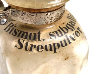 "Bismut. subgallic Streupulver" Flasche, ungereinigt. Gehört ins Bodenfach des "Veterinär Arzneikasten 18/27" der Wehrmacht