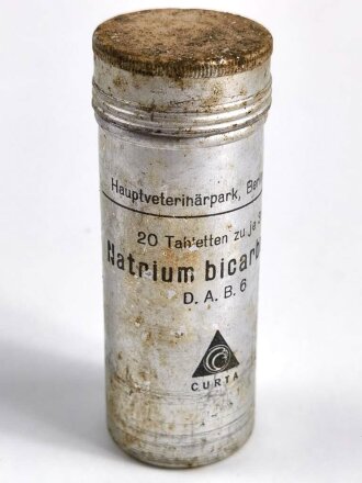 " Natrium bicarbonic" Schraubdose, ungereinigt. Gehört ins Bodenfach des "Veterinär Arzneikasten 18/27" der Wehrmacht