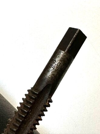 Gewindeschneider Wehrmacht für Fahnenschmied. Tasche aus Ersatzmaterial datiert 1942, das Windeisen datiert 1940