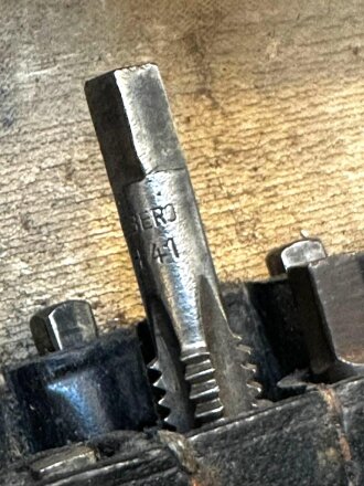 Gewindeschneider Wehrmacht für Fahnenschmied. Tasche aus Ersatzmaterial datiert 1942, das Windeisen datiert 1940