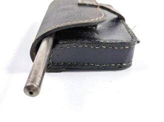 Gewindeschneider Wehrmacht für Fahnenschmied. Tasche aus Ersatzmaterial datiert 1942, das Windeisen datiert 1940