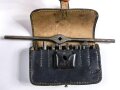 Gewindeschneider Wehrmacht für Fahnenschmied. Tasche aus Ersatzmaterial datiert 1942, das Windeisen datiert 1940