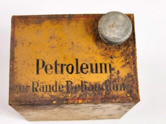 "Petroleum" Behälter, ungereinigt. Gehört ins Bodenfach des "Veterinär Arzneikasten 18/27" der Wehrmacht