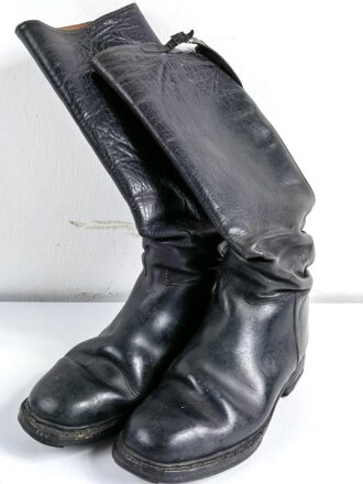 Paar Stiefel für Offiziere der Wehrmacht, ungereinigtes Paar in gutem Zustand, die Sohle ähnlich der Luftwaffen Fliegerstiefel, Sohlenlänge 30cm29cm